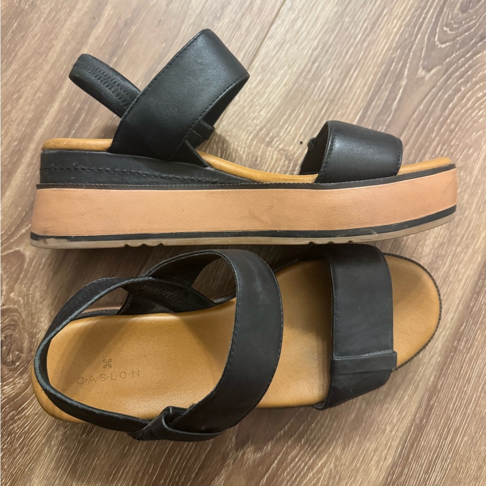 Caslon Briana black leather wedge strap sandals platform women’s size 9